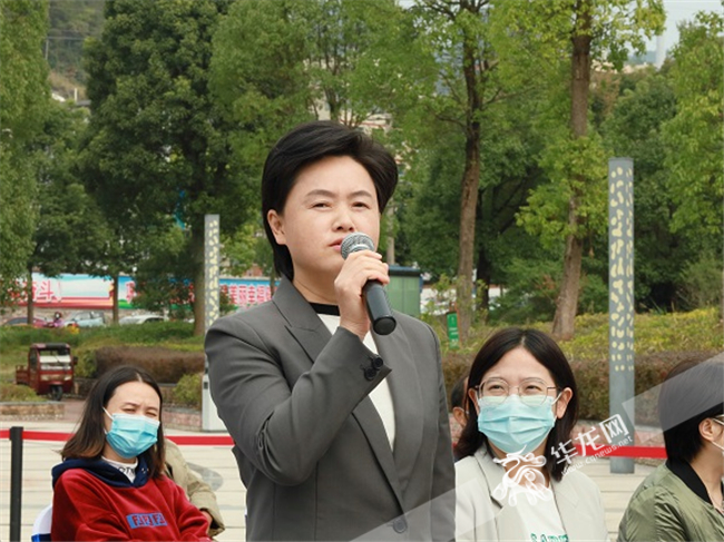 黔江區(qū)人民政府副區(qū)長(zhǎng)唐洪芳回答群眾提問(wèn)。華龍網(wǎng)-新重慶客戶端 黃歡 攝